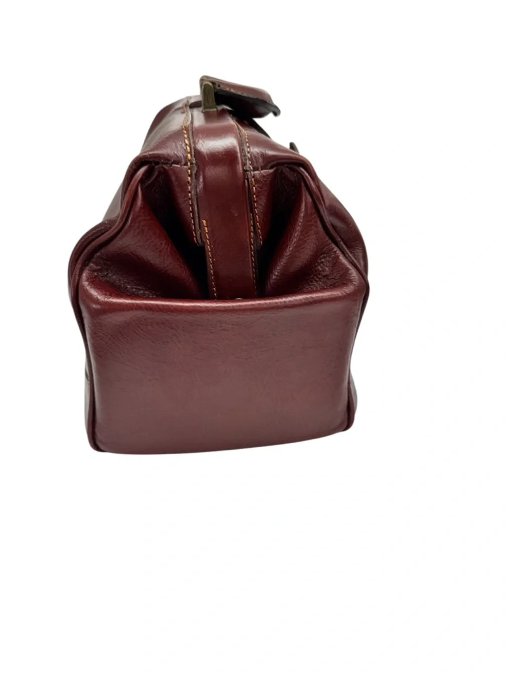 Floto Ciabatta is a modern take on the classic leather doctor bag,
